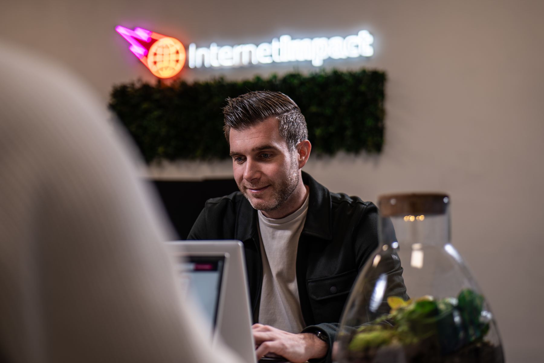Remon Hendriksen aan het werk bij Internet Impact